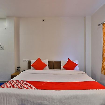 Oyo Milan Party Hall Vadodara Eksteriør bilde