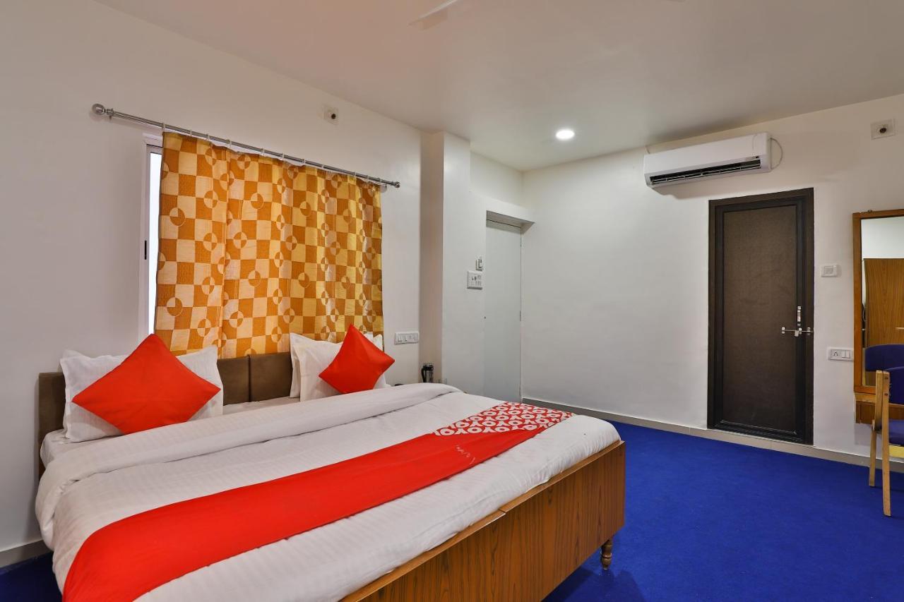 Oyo Milan Party Hall Vadodara Eksteriør bilde
