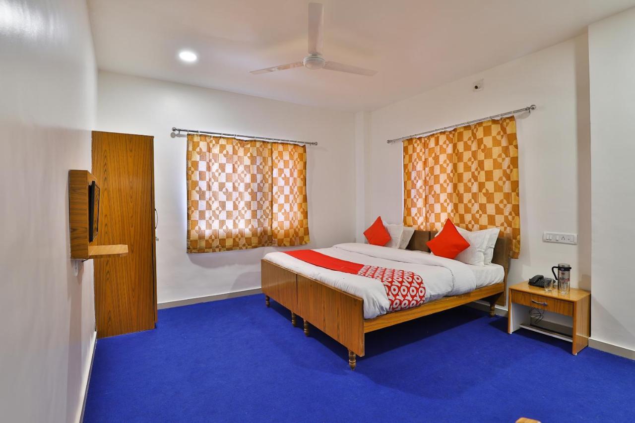 Oyo Milan Party Hall Vadodara Eksteriør bilde