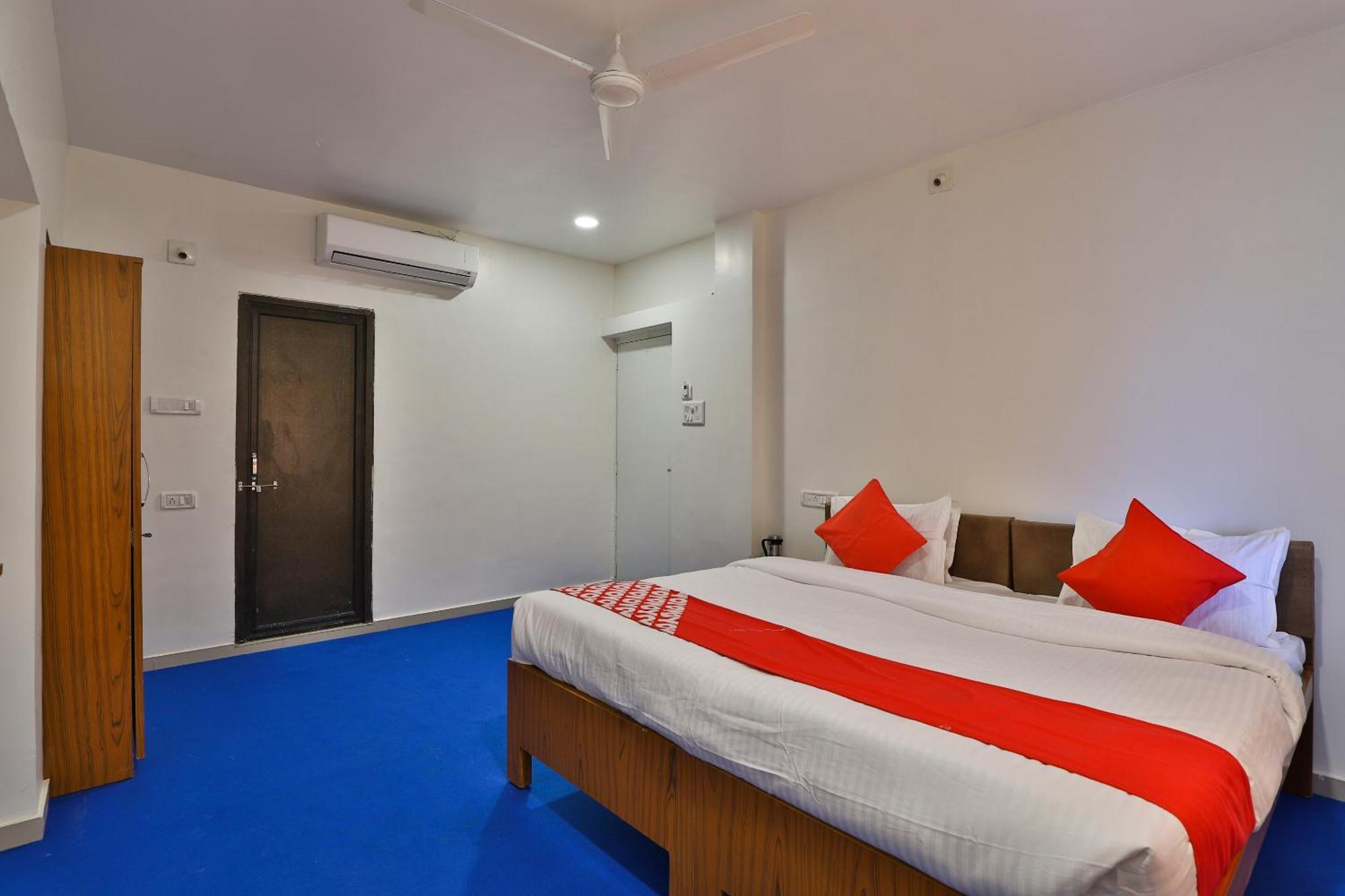 Oyo Milan Party Hall Vadodara Eksteriør bilde