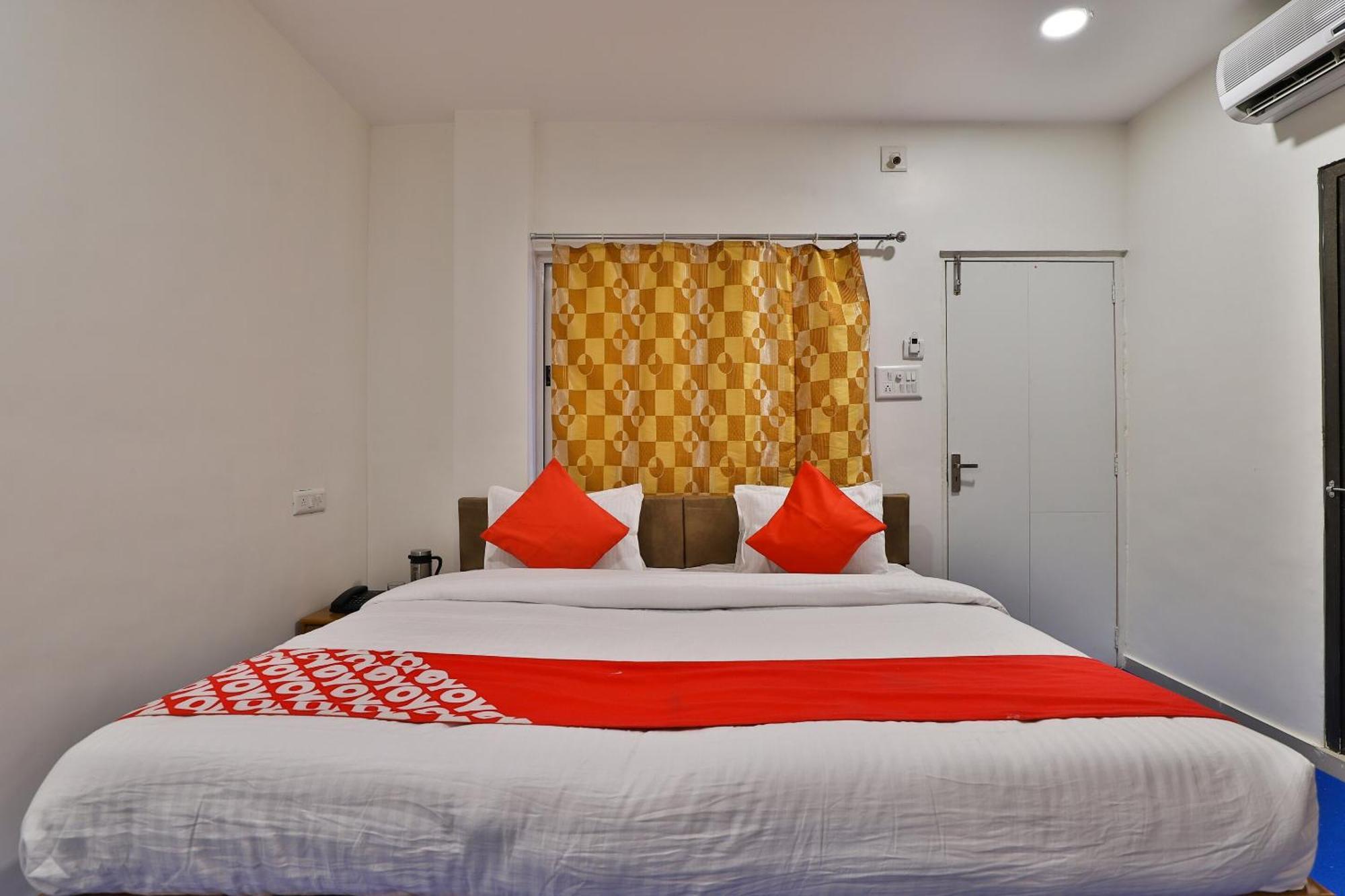 Oyo Milan Party Hall Vadodara Eksteriør bilde