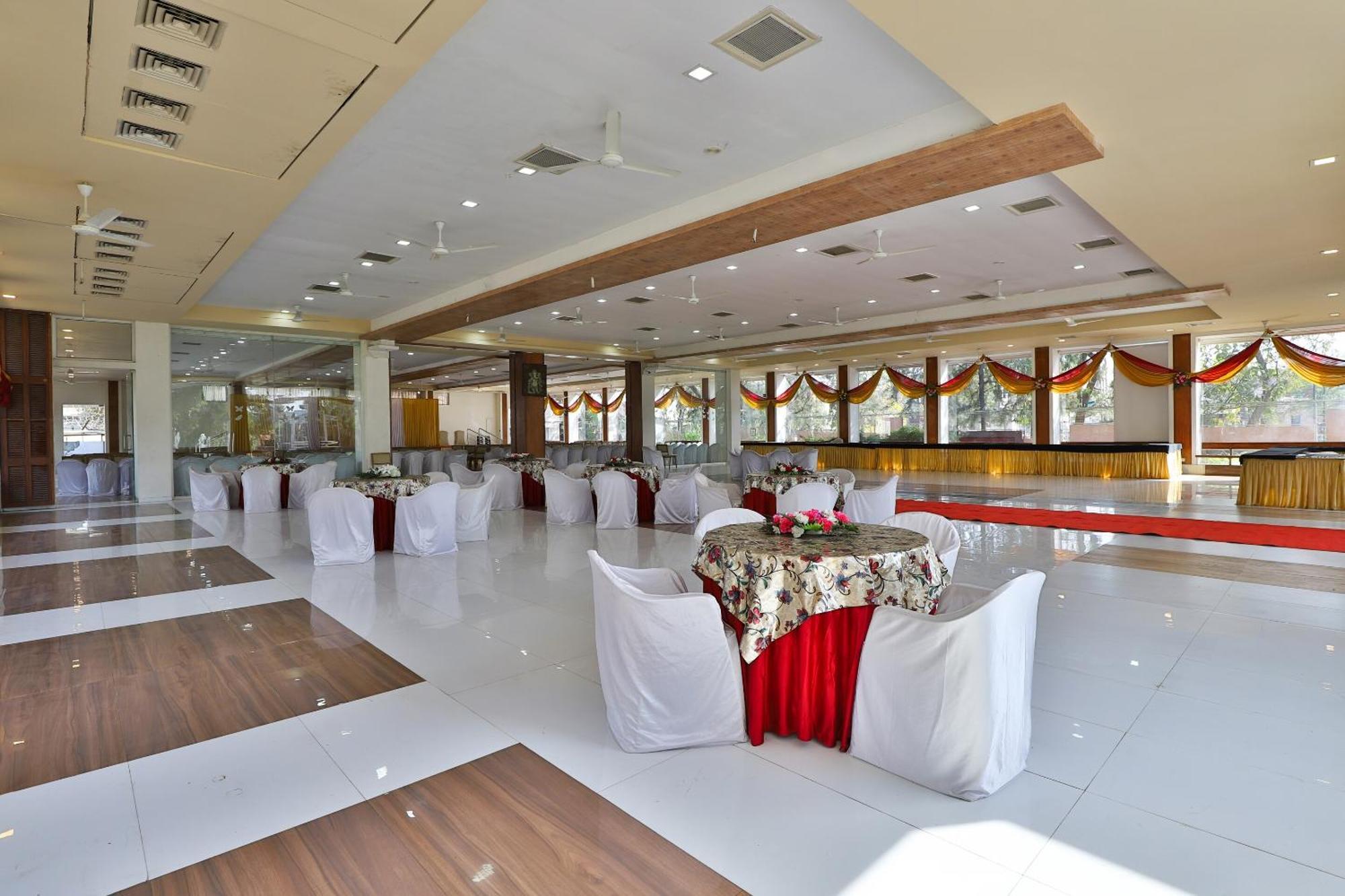 Oyo Milan Party Hall Vadodara Eksteriør bilde