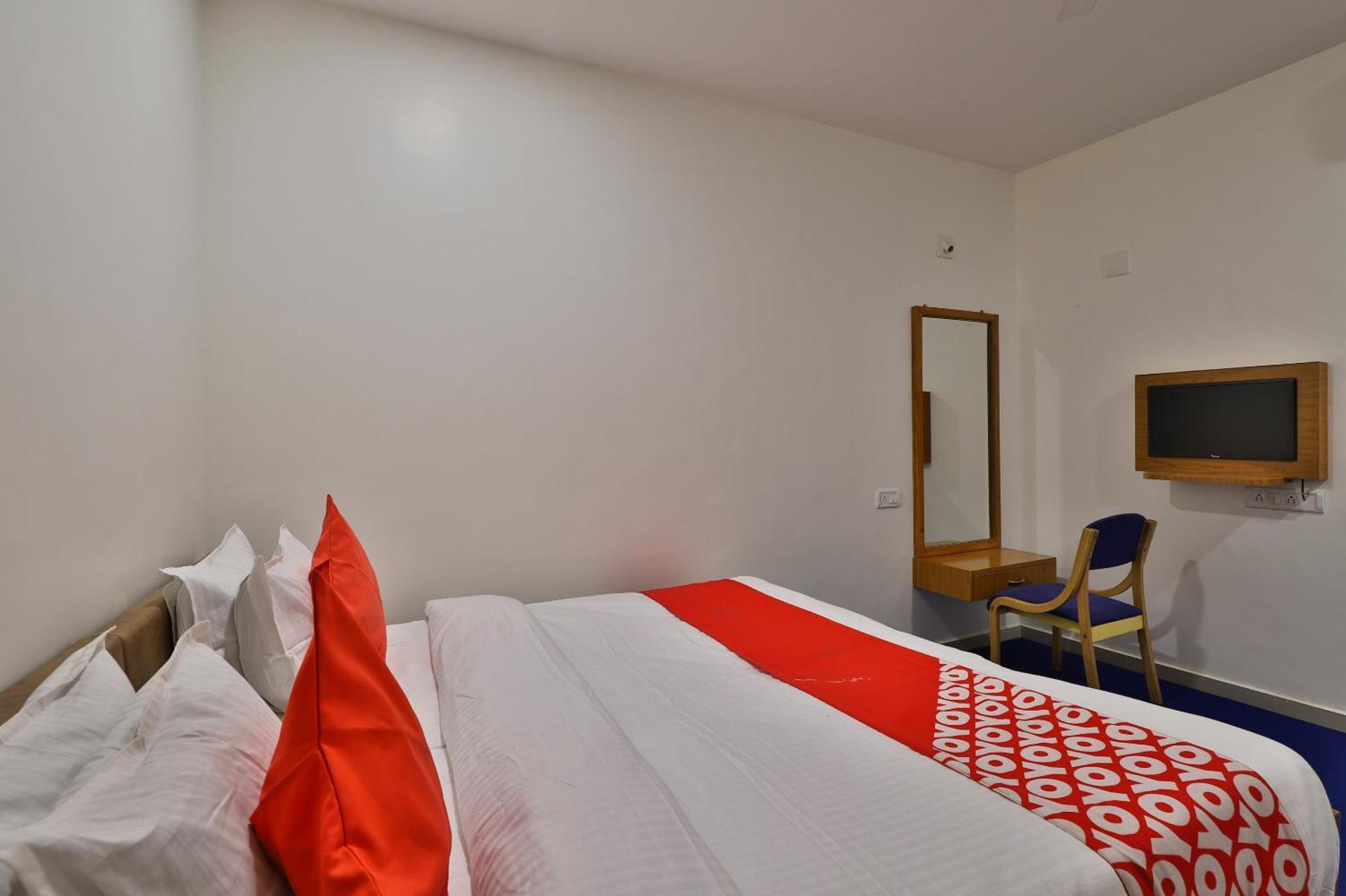 Oyo Milan Party Hall Vadodara Eksteriør bilde
