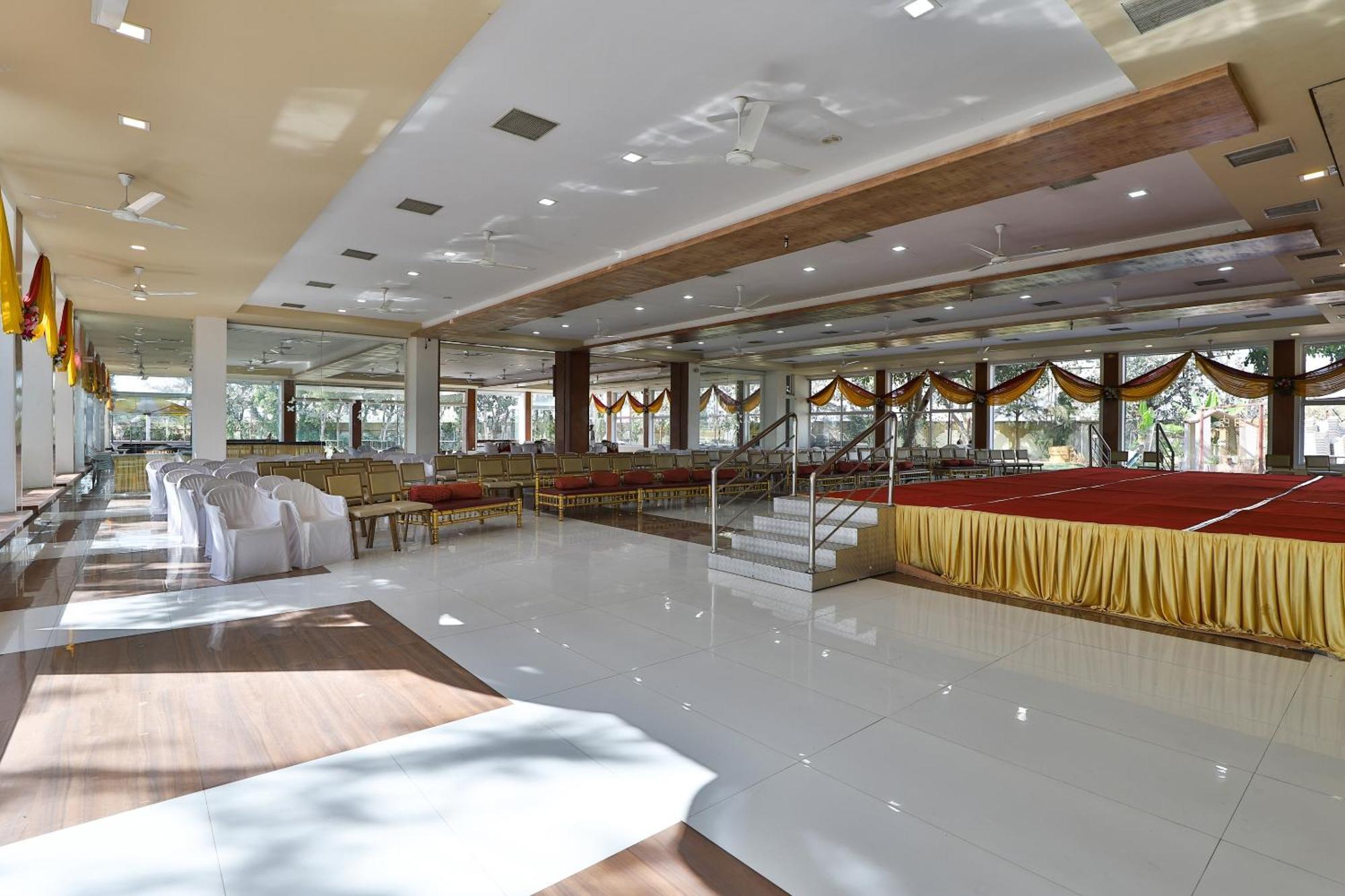 Oyo Milan Party Hall Vadodara Eksteriør bilde