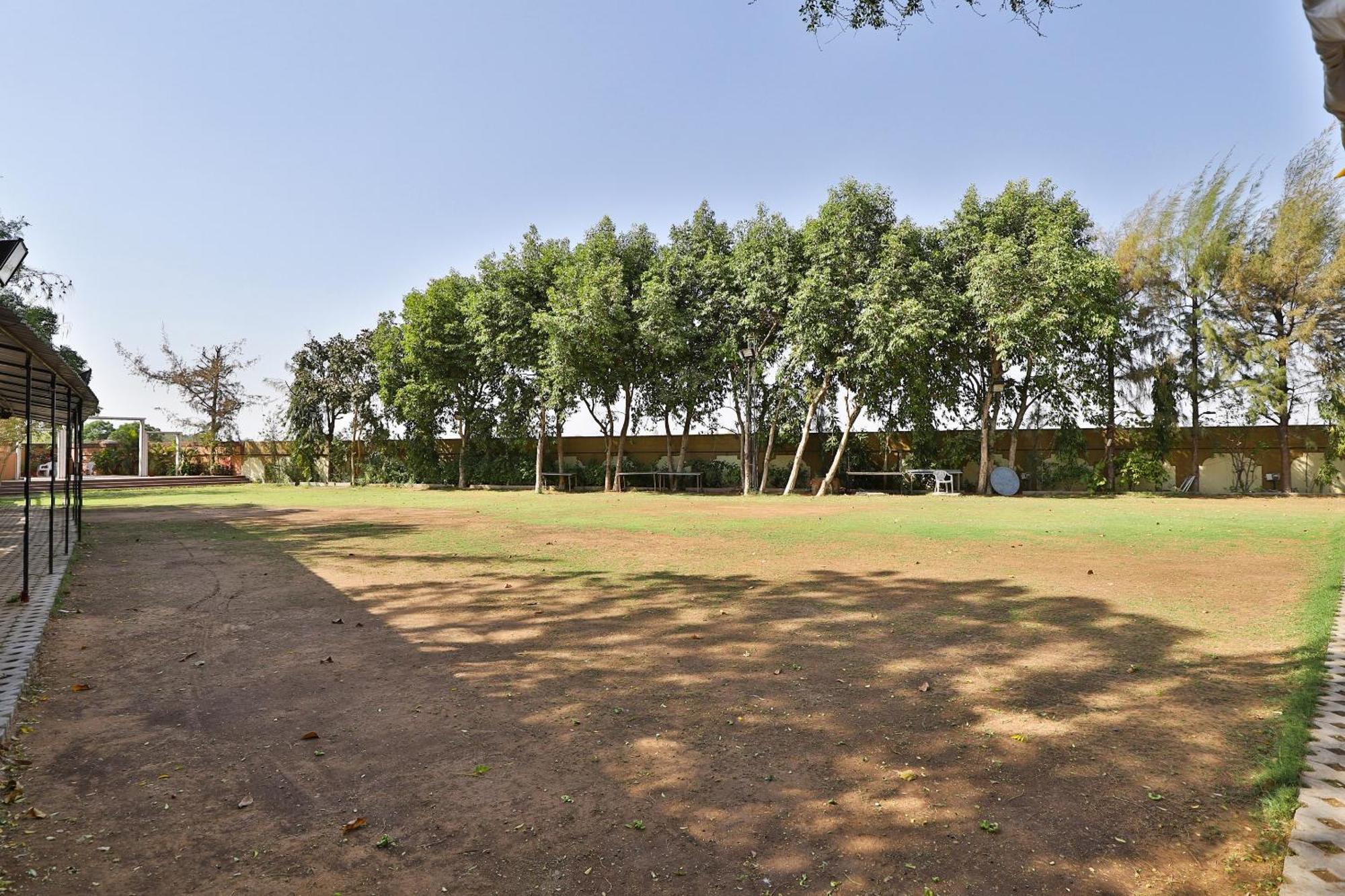 Oyo Milan Party Hall Vadodara Eksteriør bilde