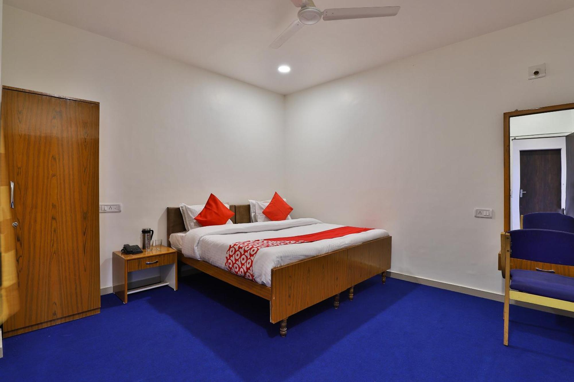 Oyo Milan Party Hall Vadodara Eksteriør bilde
