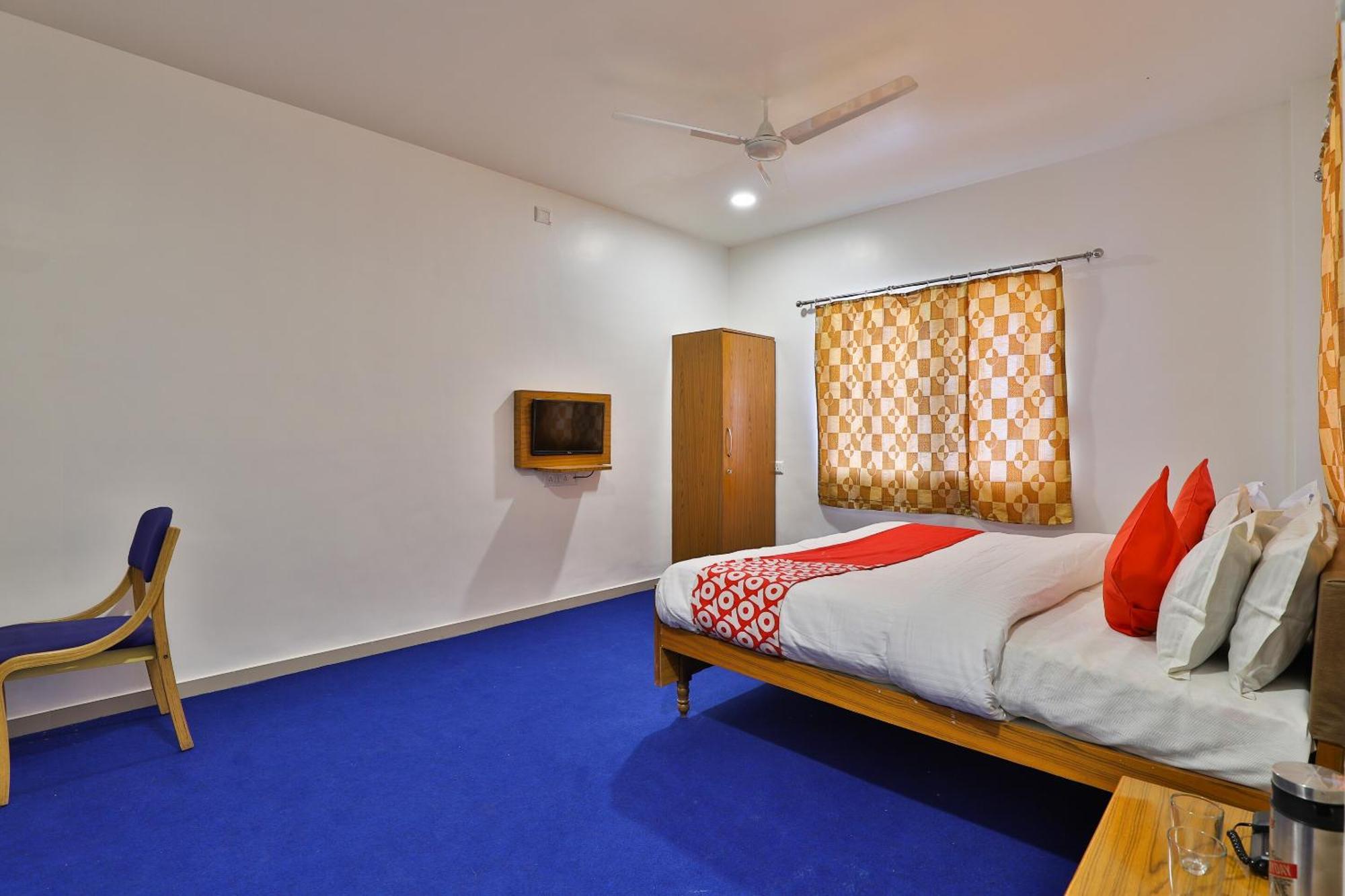 Oyo Milan Party Hall Vadodara Eksteriør bilde