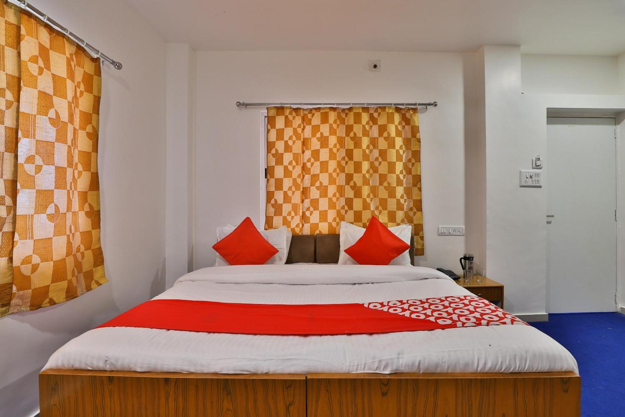 Oyo Milan Party Hall Vadodara Eksteriør bilde