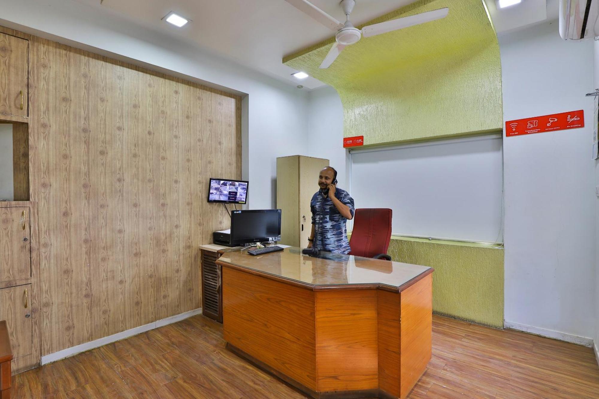 Oyo Milan Party Hall Vadodara Eksteriør bilde
