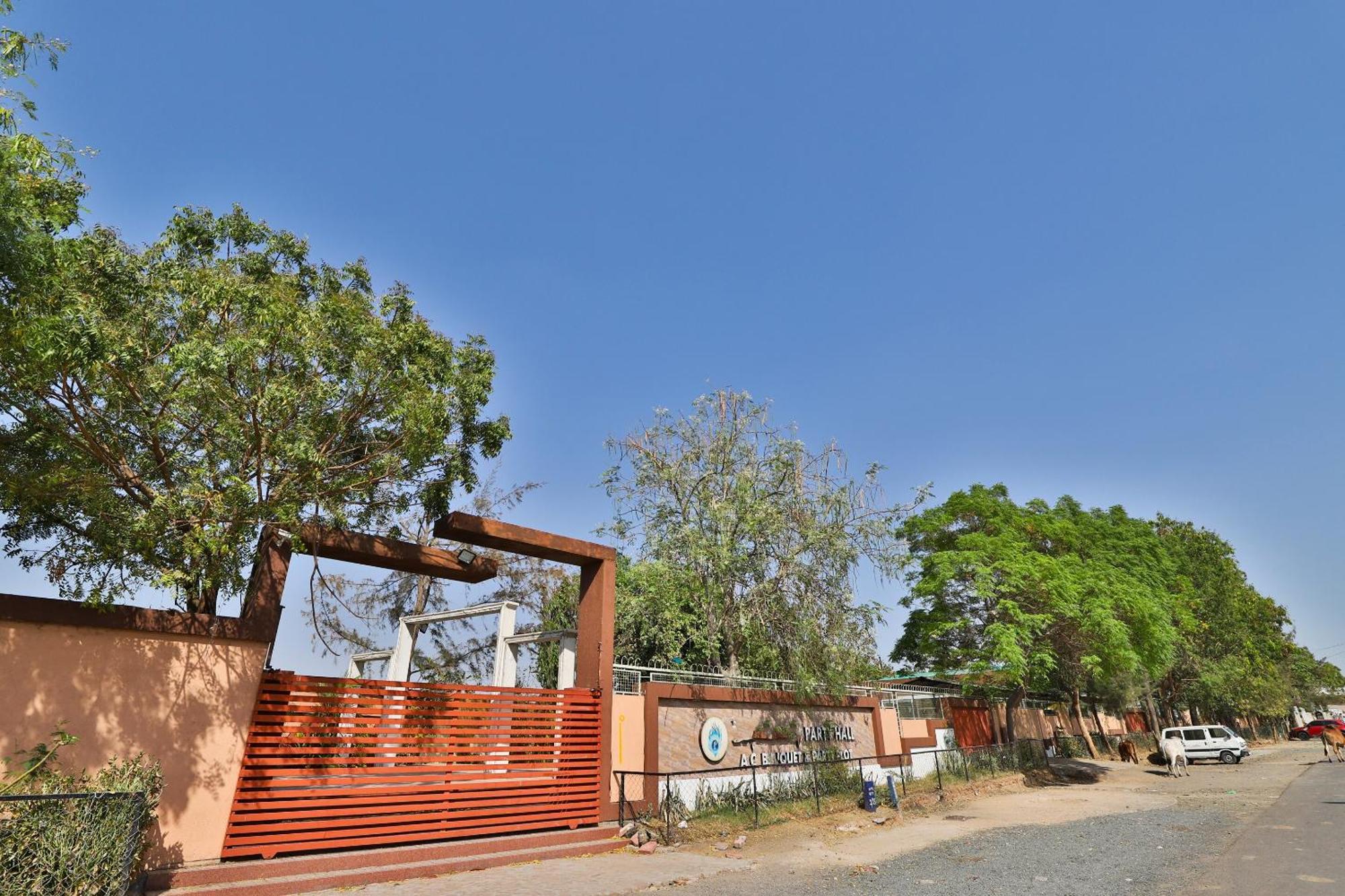 Oyo Milan Party Hall Vadodara Eksteriør bilde
