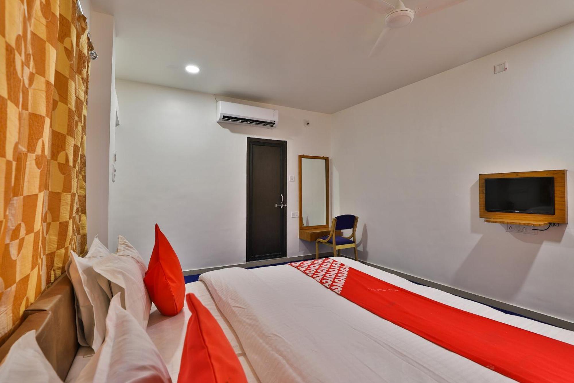 Oyo Milan Party Hall Vadodara Eksteriør bilde