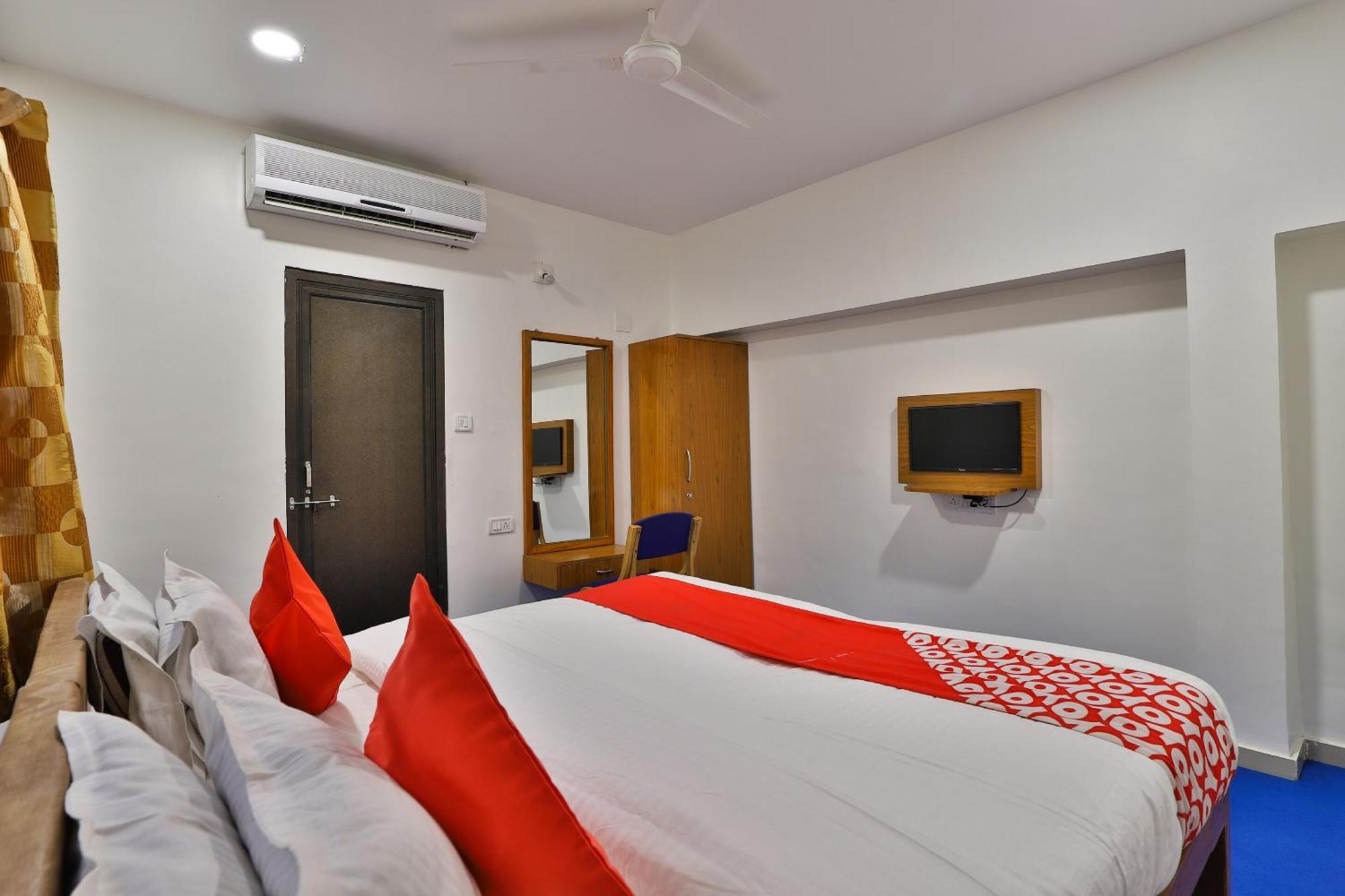 Oyo Milan Party Hall Vadodara Eksteriør bilde