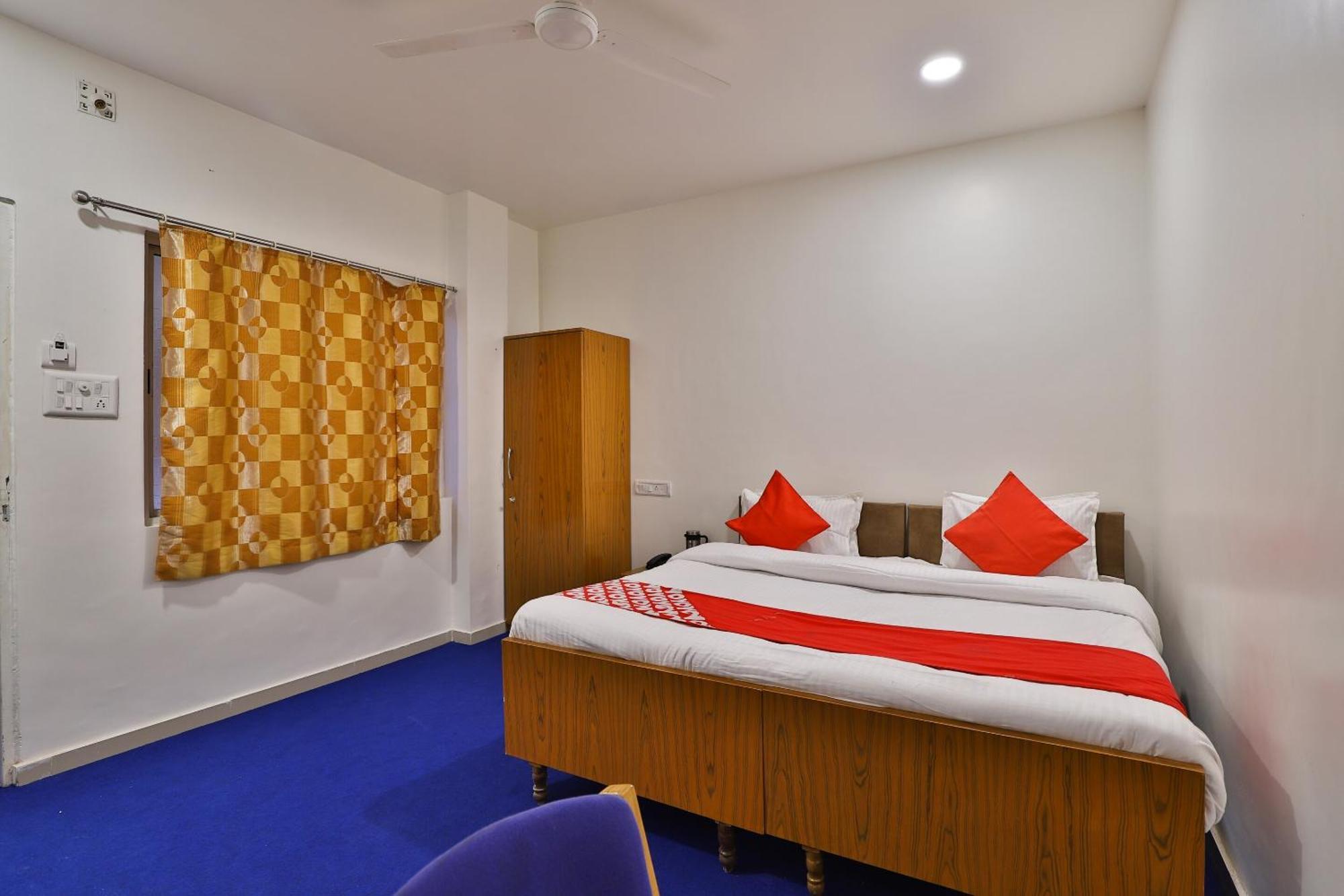 Oyo Milan Party Hall Vadodara Eksteriør bilde