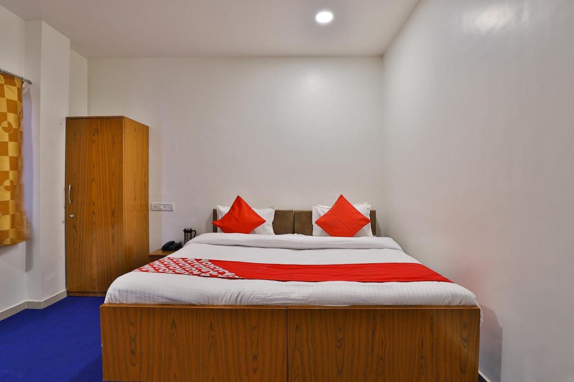 Oyo Milan Party Hall Vadodara Eksteriør bilde