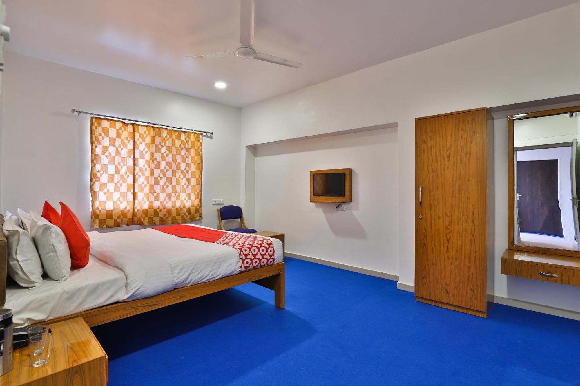 Oyo Milan Party Hall Vadodara Eksteriør bilde