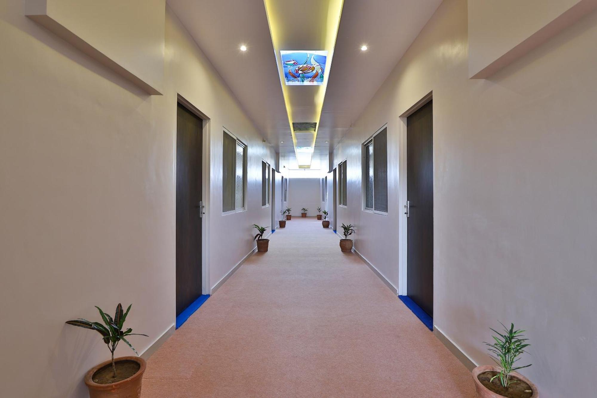 Oyo Milan Party Hall Vadodara Eksteriør bilde