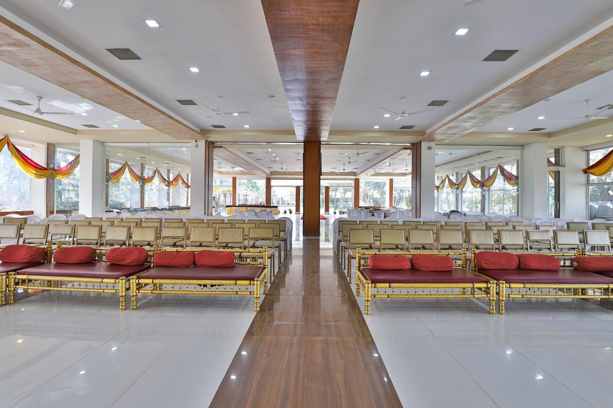 Oyo Milan Party Hall Vadodara Eksteriør bilde