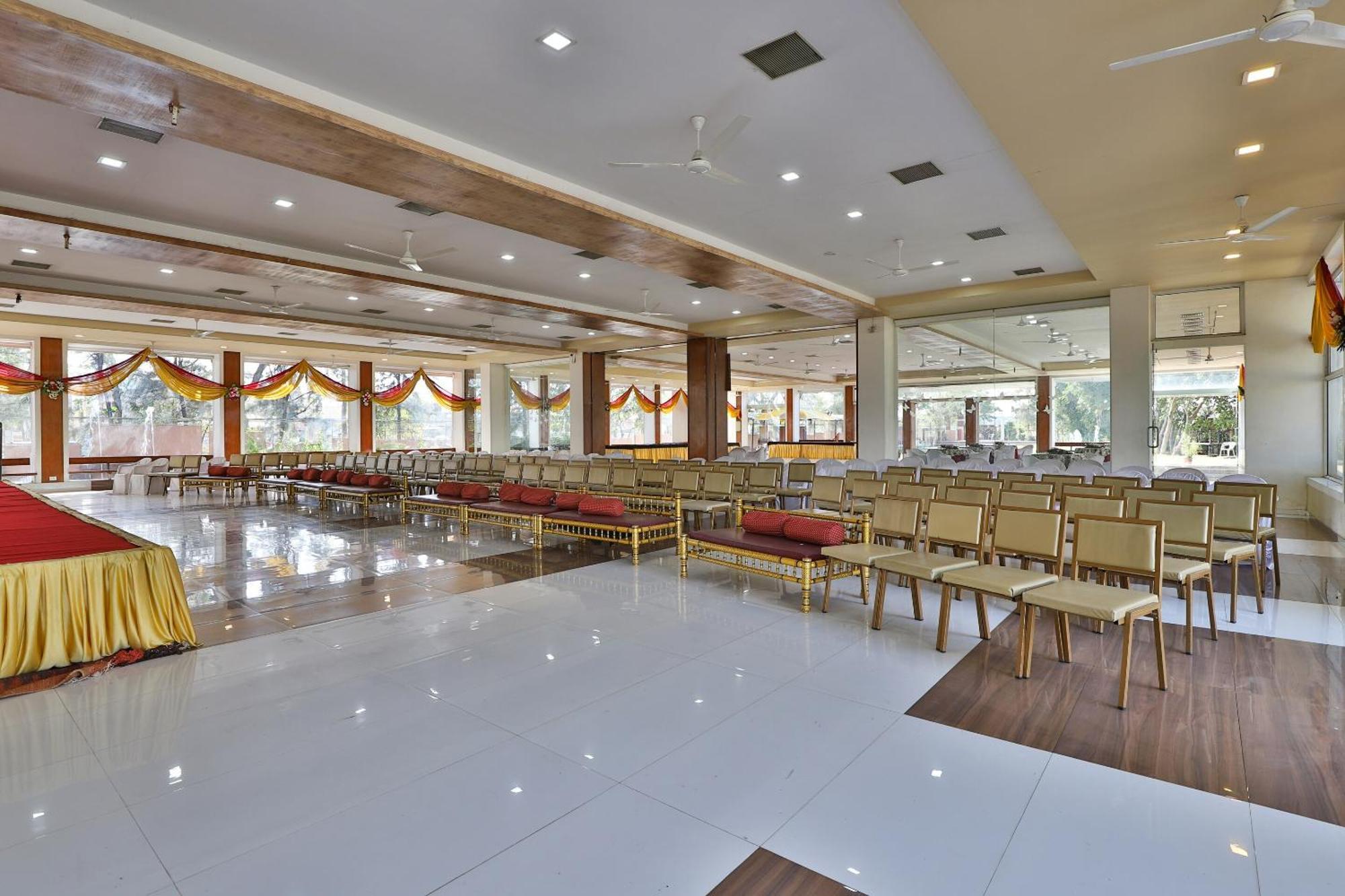 Oyo Milan Party Hall Vadodara Eksteriør bilde