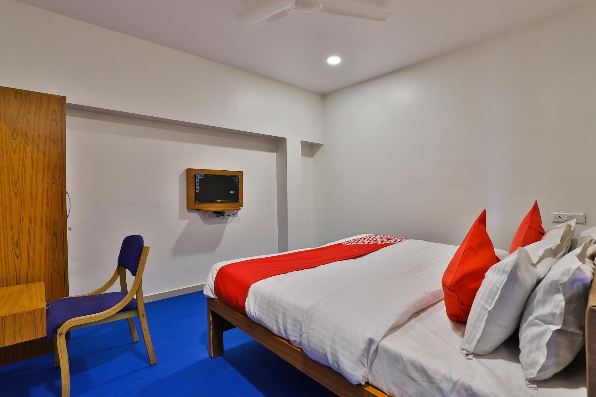Oyo Milan Party Hall Vadodara Eksteriør bilde
