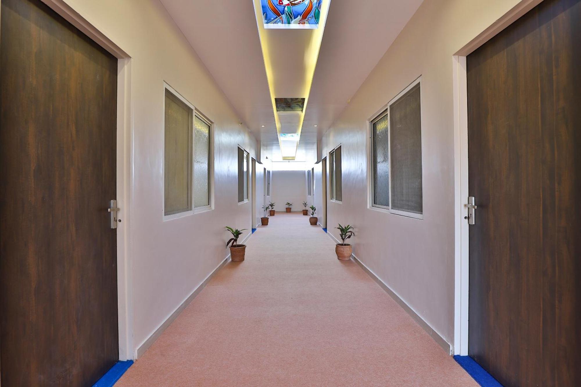 Oyo Milan Party Hall Vadodara Eksteriør bilde