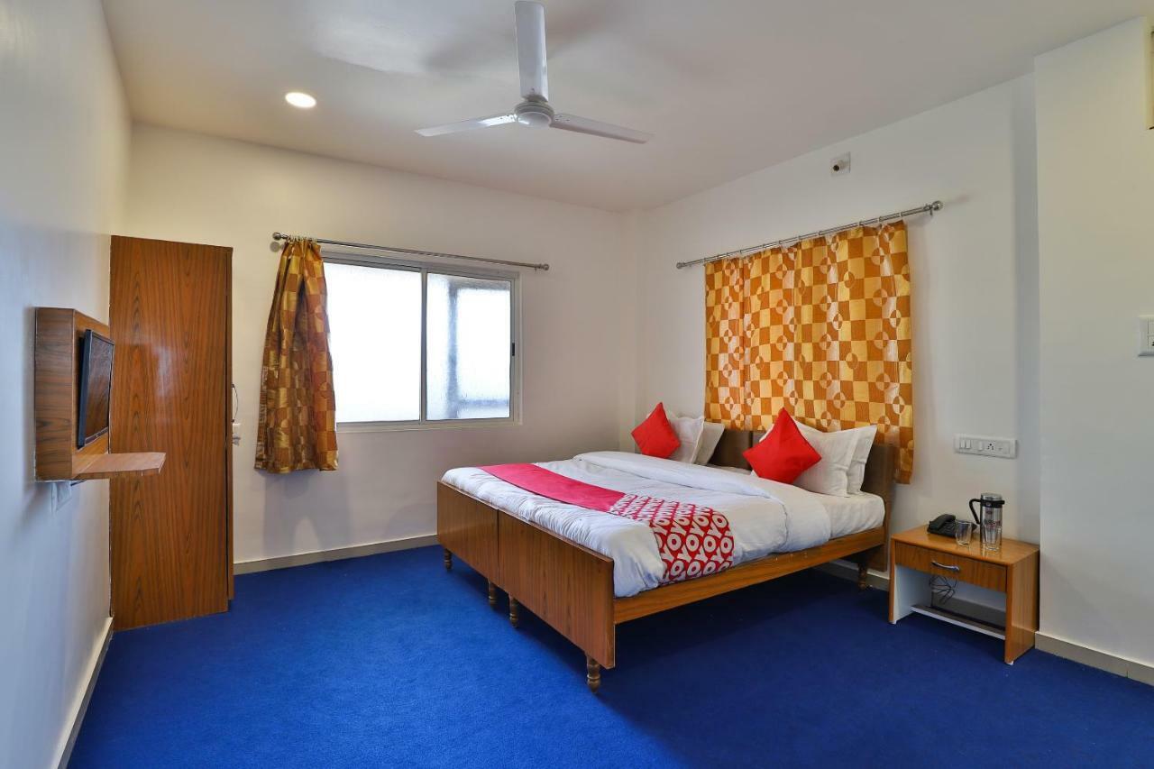 Oyo Milan Party Hall Vadodara Eksteriør bilde